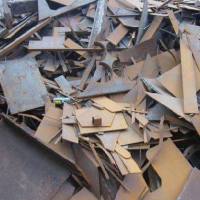 每个月都有几百吨废旧金属处理，还有废纸、塑料、设备等其他物资