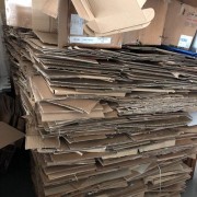 厂里每天两吨废纸箱处理