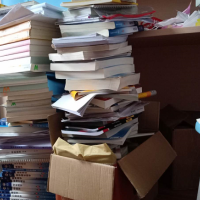 书本和废纸盒子处理