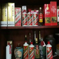 黄浦区茅台酒高价回收热线，90年代剑南春收购多少钱一瓶