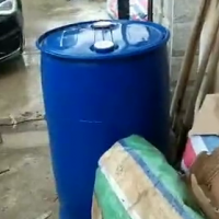 大量蓝塑料桶处理