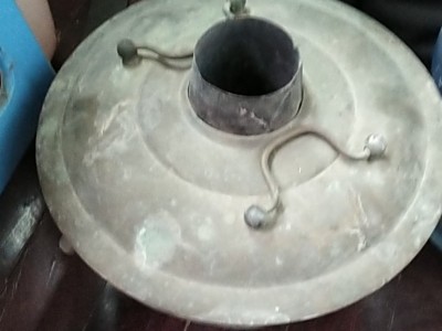 两个老铜火锅和一个老式铜暖壶处理