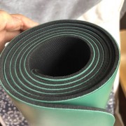 处理天然发泡橡胶瑜伽垫+表面pu皮，热合成
