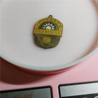 上海黄浦老徽章回收多少钱问上海老像章收藏馆