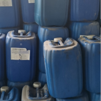 几百个蓝色化工塑料桶处理