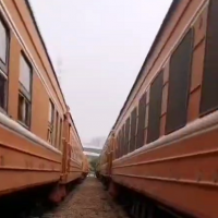 43节火车皮和3个火车头