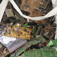 深圳大量回收各种废电路板、深圳回收电路板破碎料多少钱一斤