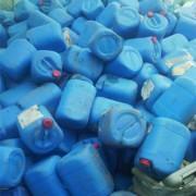 安庆二手化工桶回收价格大概多少钱一吨，专业回收废旧塑料化工桶