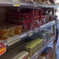 超市倒闭一批临期食品处理