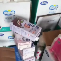 一百多箱过期牛奶处理