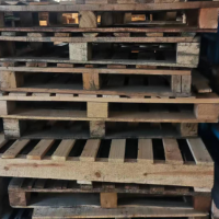 大量废旧木托盘处理