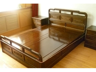 一套纯手工红木双人床床头柜打包处理