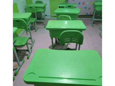 大量中小学生补课班课桌椅​‌‌处理