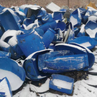 每个月四吨多蓝色塑料桶处理