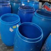 20多个蓝色塑料桶打包处理
