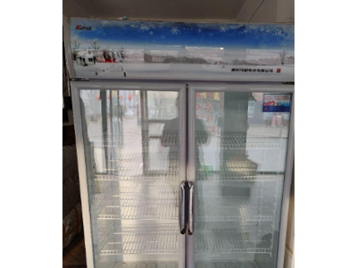 一台可耐牌展示冰柜处理