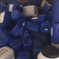 厂里每个月一千多个塑料桶处理