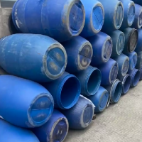 每个月100多个蓝色塑料桶处理