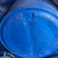 六七百个蓝色塑料桶处理