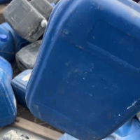 100多个蓝色塑料桶处理