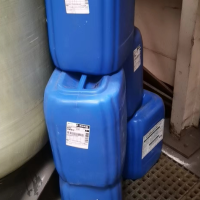 200个左右蓝色塑料桶处理