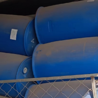 三四百个蓝色塑料桶处理