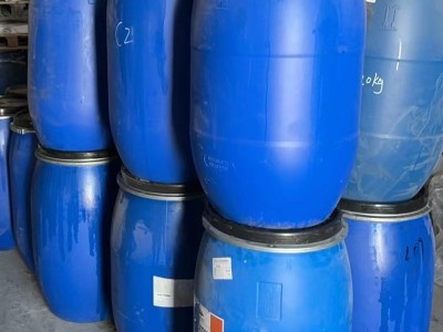 厂里每个月几百个蓝色塑料桶处理