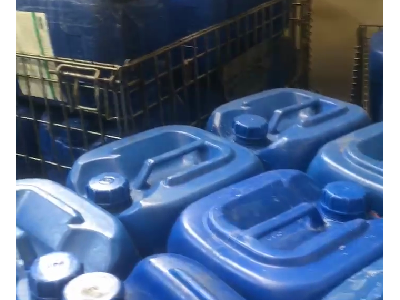 厂里500多个塑料桶处理