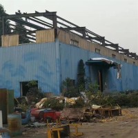 拆除建筑工地活动板房的二手钢结构厂房，回收工厂废弃设备