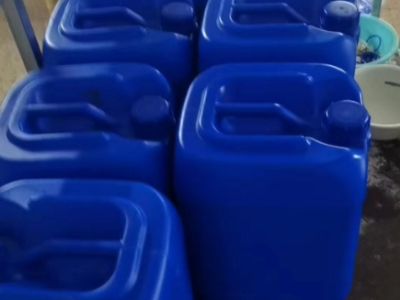 两千多个塑料桶处理