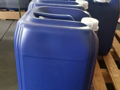 1000多个25公斤蓝色塑料桶处理
